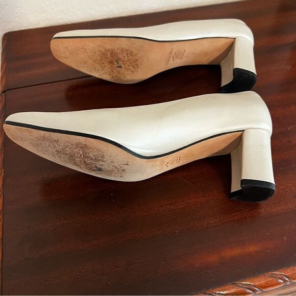 Vaneli Vintage Beige Leather Pumps. 2.5 Inch Stacked Heels. Size 6.5 Narrow - Picture 8 of 12